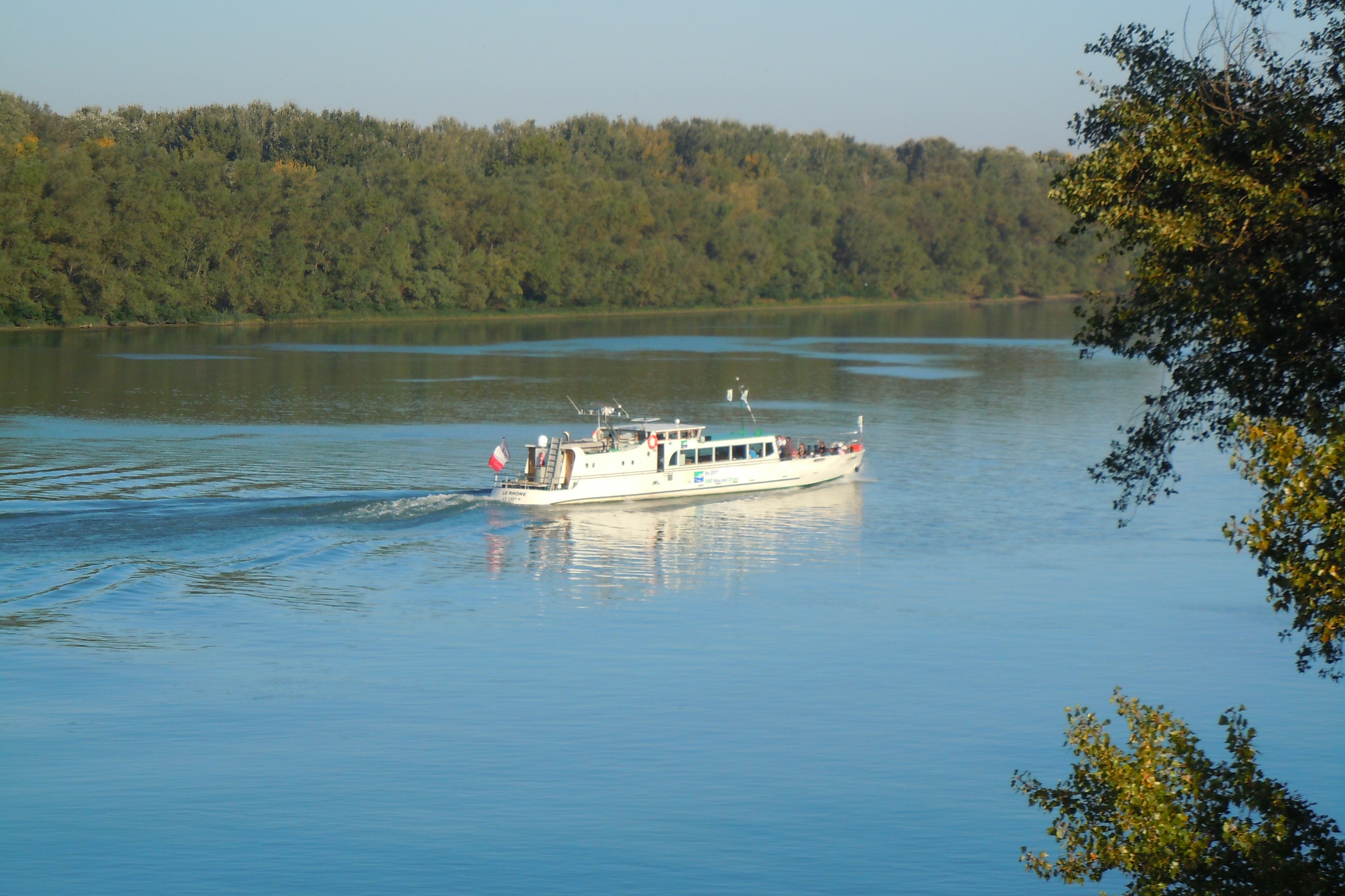 Vue sur le Rhône et vedette des voies navigables de France