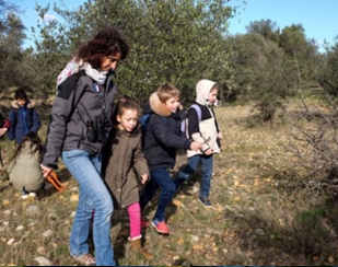 Ghislaine Dufour (CEN PACA) emmène les élèves à la découverte de la biodiversité dans les coussouls.